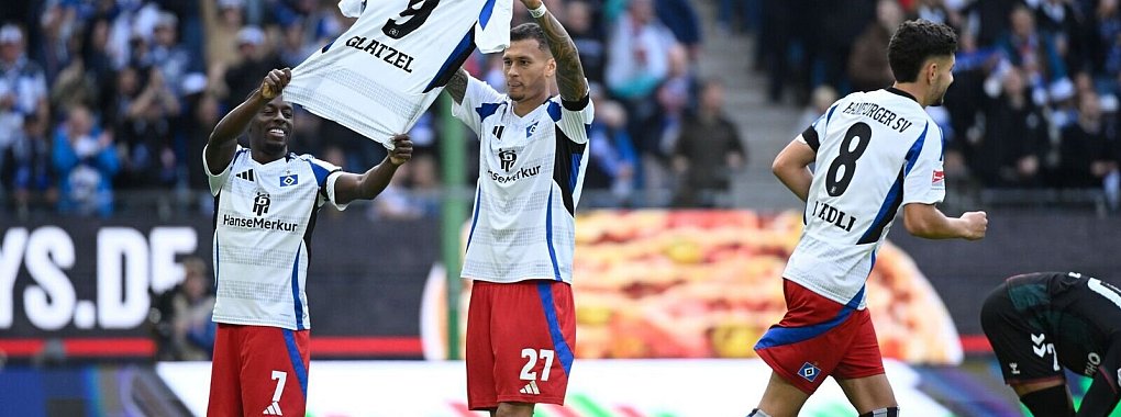 Gruß an Glatzel: Die HSV-Spieler Davie Selke (M) und Jean-Luc Dompe halten beim Torjubel ein Trikot des verletzten Torjägers hoch. - © Gregor Fischer/dpa