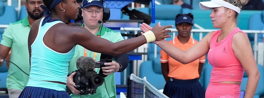 Coco Gauff (l) gewinnt mit dem bestm&ouml;glichen Ergebnis gegen US-Landsfrau Sofia Kenin - &copy; Lynne Sladky/AP/dpa