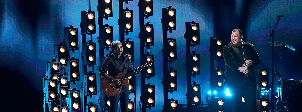 &Uuml;berraschend zur&uuml;ck auf der B&uuml;hne: Tracy Chapman und Luke Combs singen &laquo;Fast Car&raquo; bei der 66. Grammy-Verleihung. - &copy; Chris Pizzello/Invision/AP/dpa