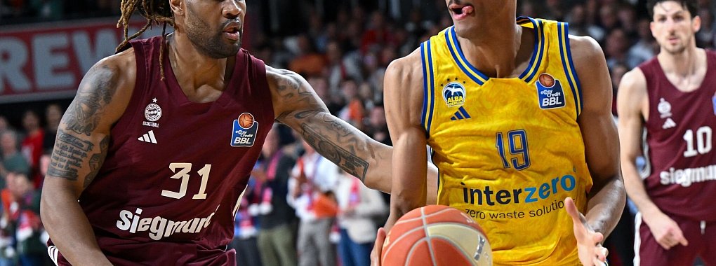 Bayerns Devin Booker (l.) und Albas Louis Olinde gehen mit ganz anderen Erwartungen in die neue Euroleague-Saison. - © Sven Hoppe/dpa