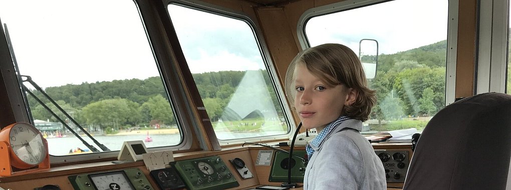 Für seinen Wunschtag hat Lukas Mowitz aus Legosteinen die MS Schiedersee nachgebaut und natürlich auch zum Termin am Schiedersee mitgebracht. - © Seda Hagemann