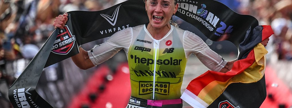 Laura Philipp ist am Ziel ihres großen Traums. - © Bartlomiej Zborowski/Activ’Images/IRONMAN/dpa