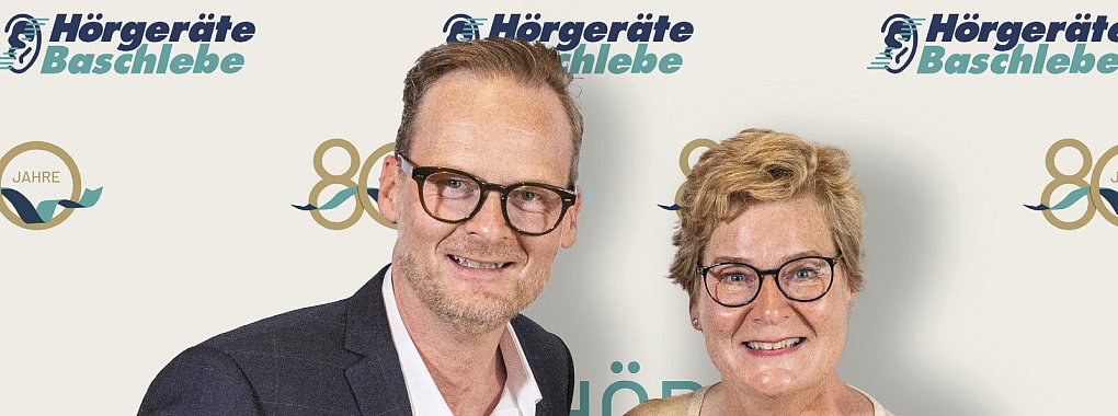 Inhaber Carsten Baschlebe und Astrid Baschlebe freuen sich über das Jubiläum ihres Unternehmens. - © Hörgeräte Baschlebe