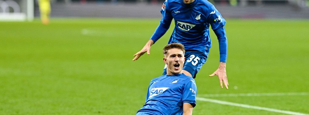 Weckt Begehrlichkeiten: Hoffenheims Torschütze und Toptalent Tom Bischof (vorn). - © Uwe Anspach/dpa