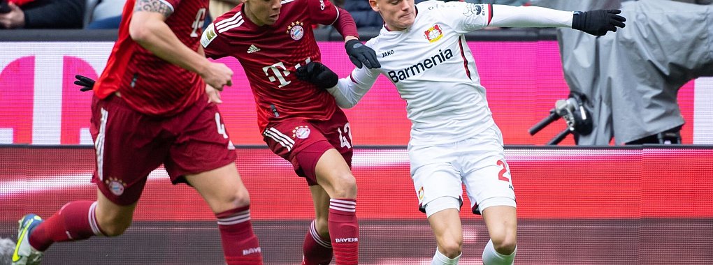 Bayern Münchens Jamal Musiala (l) und der Leverkusener Florian Wirtz treffen am Samstag wieder aufeinander. - © Sven Hoppe/dpa