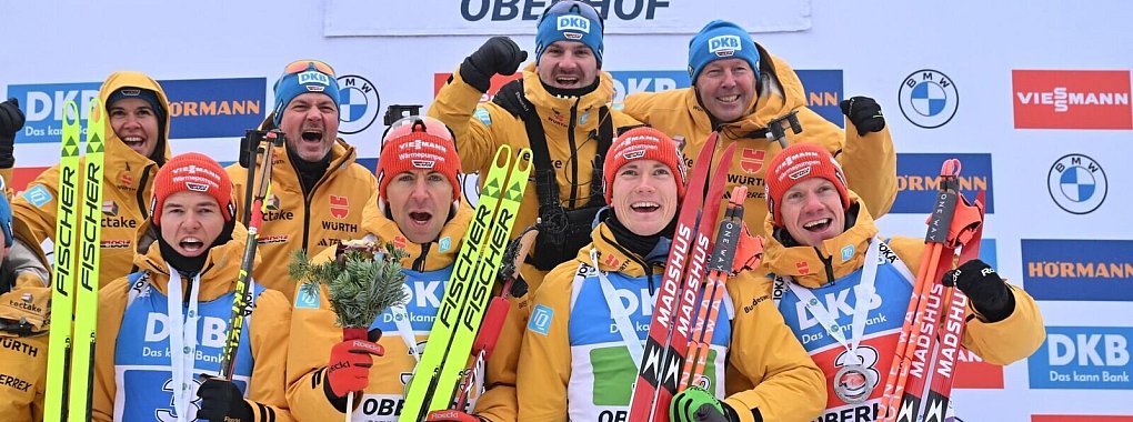 Die Biathlon-Staffel der Männer freut sich über den zweiten Platz in Oberhof. - © Martin Schutt/dpa