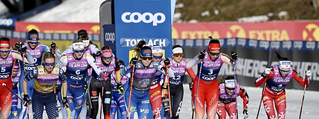 Jessica Diggins (vorn links), hier beim Start, gewann bereits die zweite Etappe der Tour de Ski. - © Emmi Korhonen/Lehtikuva/dpa