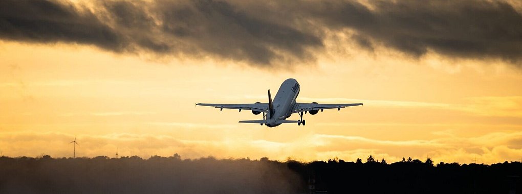 Flüge starten frühmorgens in der Regel deutlich pünktlicher als am Nachmittag oder Abend. - © Andreas Arnold/dpa/dpa-tmn