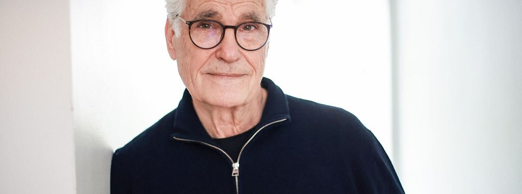 Schauspieler und Buchautor Sky du Mont freut sich auf eine spannende Zukunft - mit K&uuml;nstlicher Intelligenz. - &copy; Christian Charisius/dpa