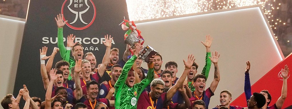 Der verletzte Marc-André ter Stegen durfte den Pokal entgegen nehmen. - © Altaf Qadri/AP/dpa
