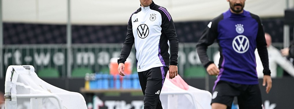 Bundestrainer Julian Nagelsmann (l) h&auml;lt an ?lkay G&uuml;ndogan als EM-Kapit&auml;n fest. - &copy; Federico Gambarini/dpa