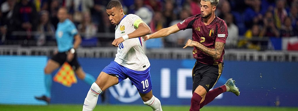 Kylian Mbappé (l.) fehlt Vizeweltmeister Frankreich in der Nations League. - © Laurent Cipriani/AP/dpa