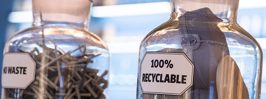 Irreführend statt hilfreich: Viele Produkte werden als «biobasiert» oder «wiederverwendbar» beworben. Doch rechtlich sind die Begriffe überwiegend nicht definiert. - © Franziska Gabbert/dpa-tmn