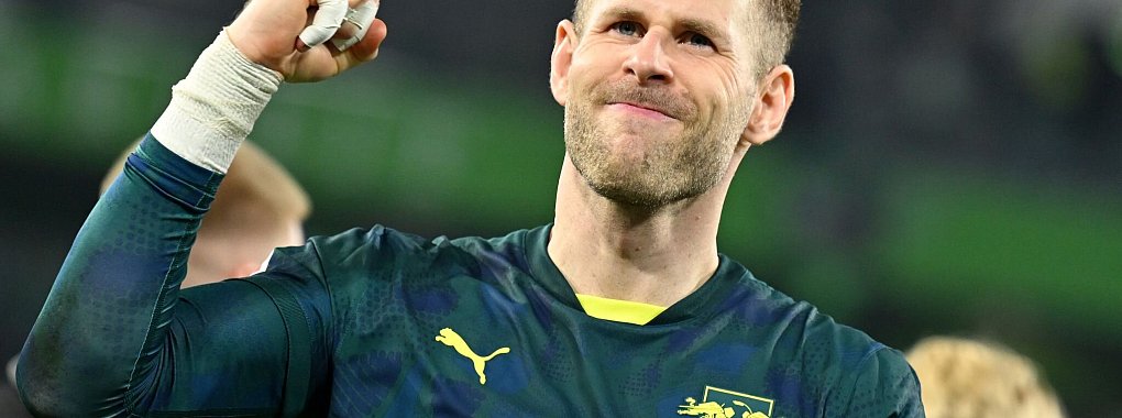 Peter Gulacsi rettete Leipzig mit seinen Paraden den Sieg in Wolfsburg. - © Swen Pförtner/dpa