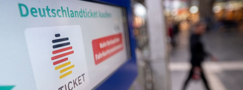 Da das Deutschlandticket ohnehin überall das Gleiche kostet und zu den gleichen Konditionen zu haben ist, sollte man es am besten über das kommunale Verkehrsunternehmen vor Ort kaufen. - © Sebastian Gollnow/dpa/dpa-tmn
