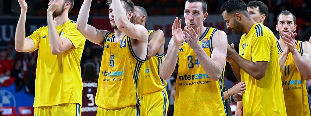 Die Alba-Spieler feiern den Sieg gegen den FC Bayern M&uuml;nchen. - &copy; Sven Hoppe/dpa