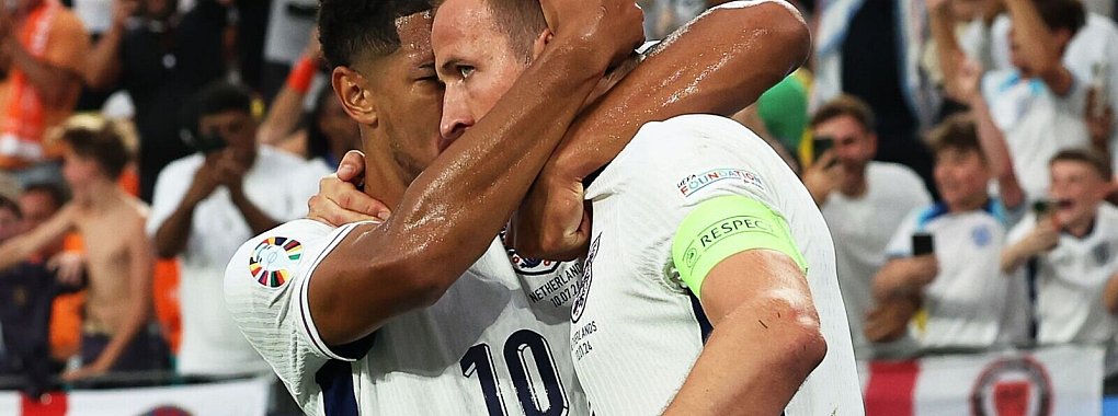 Englands Harry Kane (r) jubelt mit Jude Bellingham &uuml;ber sein Elfmetertor zum 1:1-Ausgleich im Halbfinale gegen die Niederlande. - &copy; Friso Gentsch/dpa