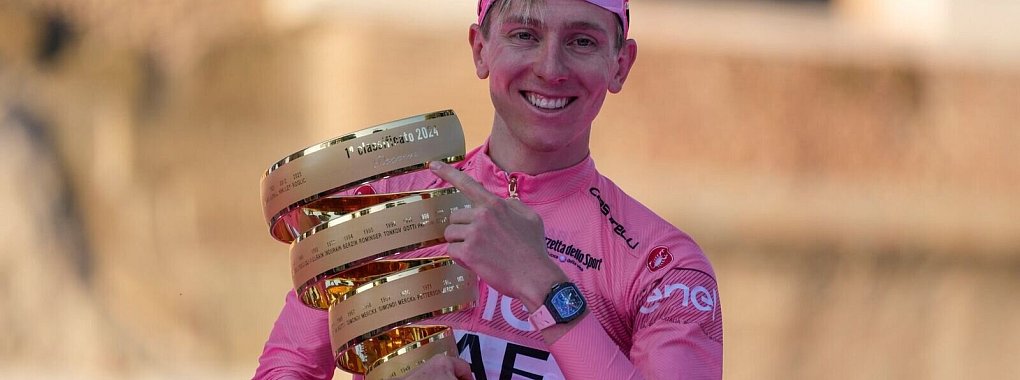 Tadej Pogacar peilt nach dem Giro-Gesamtsieg bei der Tour das Double an - © Andrew Medichini/AP/dpa