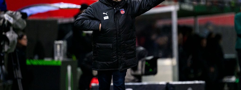 Frank Schmidt verpasste mit dem 1. FC Heidenheim knapp den direkten Sprung ins Achtelfinale der Conference League. - © Tom Weller/dpa