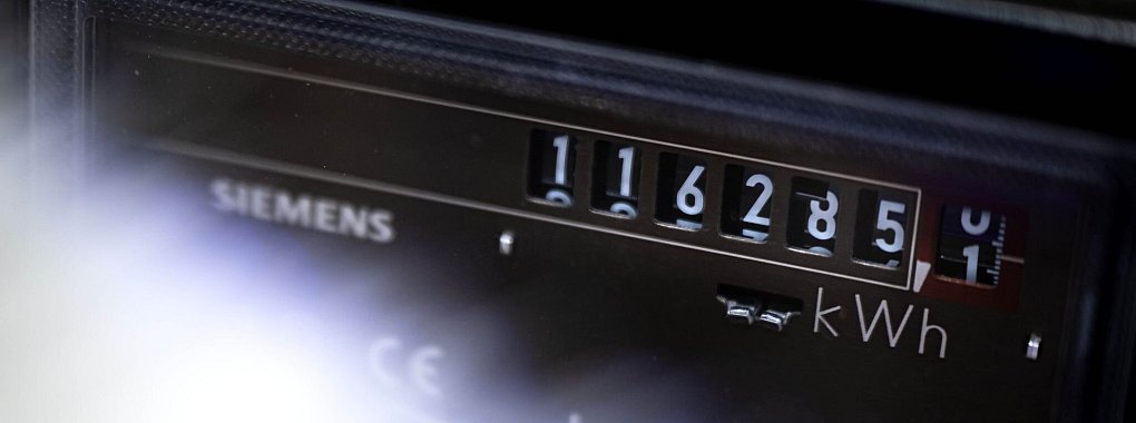 Zur besseren Kontrolle des eigenen Verbrauchs und zur genauen Abrechnung sollte man einmal jährlich die Zählerstände von Strom und Gas ablesen. - © Sina Schuldt/dpa/dpa-tmn