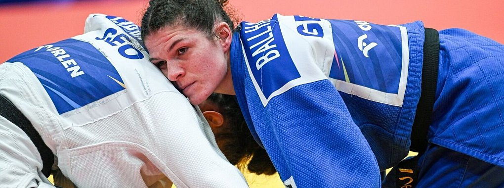Seija Ballhaus (r.) erkämpfte bei der Judo-EM die Goldmedaille. - © Darek Delmanowicz/PAP/dpa