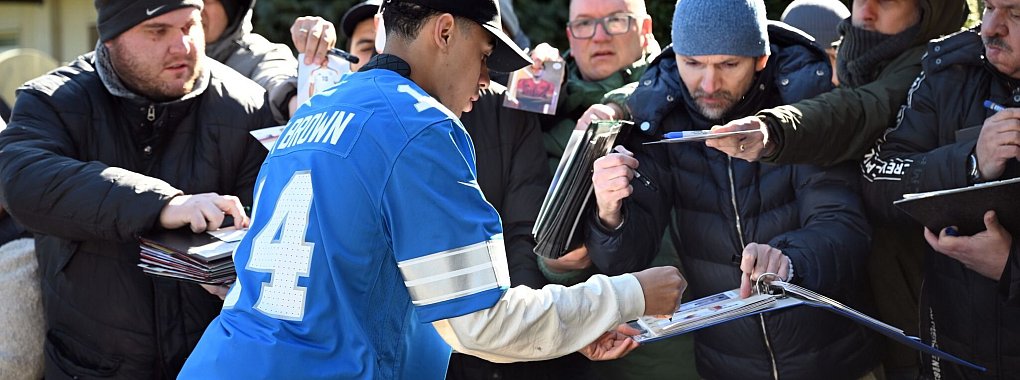 Im NFL-Look: Jamal Musiala kommt beim DFB-Hotel an. - © Federico Gambarini/dpa