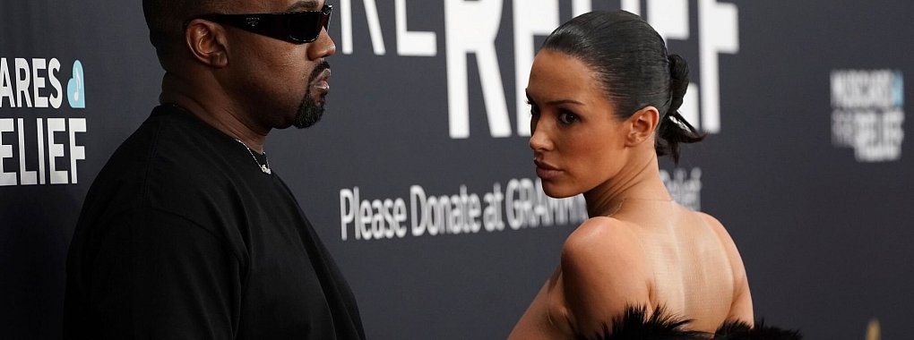 Kanye West und Bianca Censori kommen zur 67. Grammy-Verleihung. - © Jordan Strauss/Invision/AP/dpa