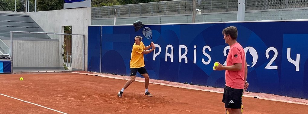 Voller Fokus: Alexander Zverev (l.) will auch bei Olympia in Paris angreifen. Davis-Cup-Kapit&auml;n Michael Kohlmann beobachtet das Training. - &copy; J&ouml;rg Soldwisch/dpa