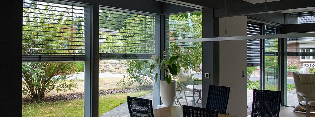 Ist der zweite Rettungsweg, zum Beispiel die Terrassent&uuml;r, mit einem elektrisch betriebenen Rollladen ausgestattet, kann man einen Pufferakku einsetzen lassen, mit dem sich der Rollladen bei einem Stromausfall &ouml;ffnen l&auml;sst. - &copy; Laura Ludwig/dpa-tmn/dpa