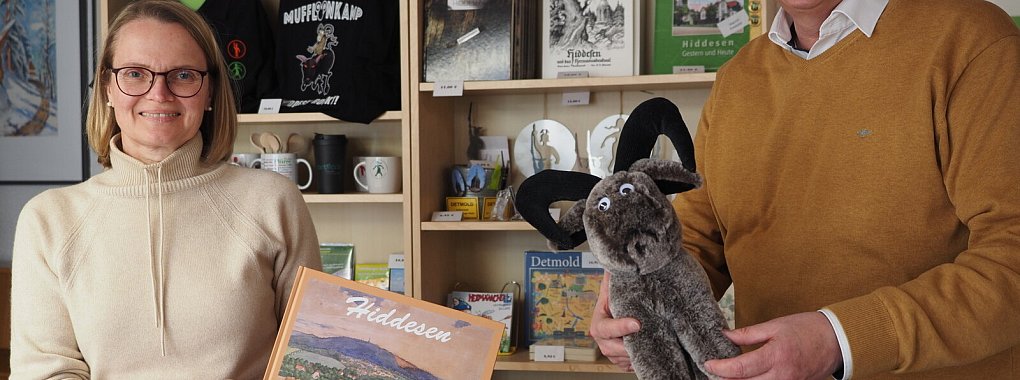 Allerlei Souvenirs: Ellen Dammann und Cord Brüning sind stolz auf den „Heimatladen“, der im Haus des Gastes in Hiddesen untergebracht ist. - © Andreas Barnekow