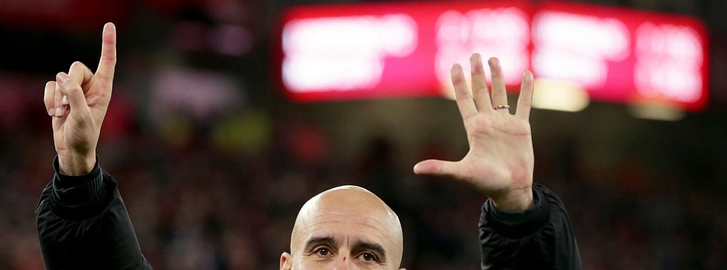 Pep Guardiola erinnert die singenden Liverpool-Fans an seine sechs Meisterschaften mit Manchester City. - © Ian Hodgson/AP/dpa