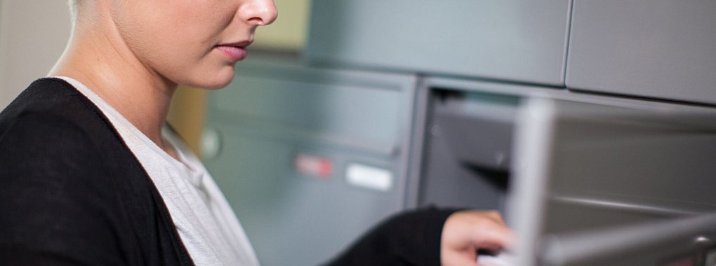 Mit Fake-Postkarten versuchen Betrüger, Menschen in Abo- oder andere Kostenfallen zu locken. - © Christin Klose/dpa-tmn