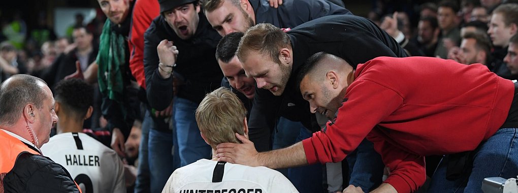 Martin Hinteregger erhielt Trost von den Fans. - © Arne Dedert/dpa