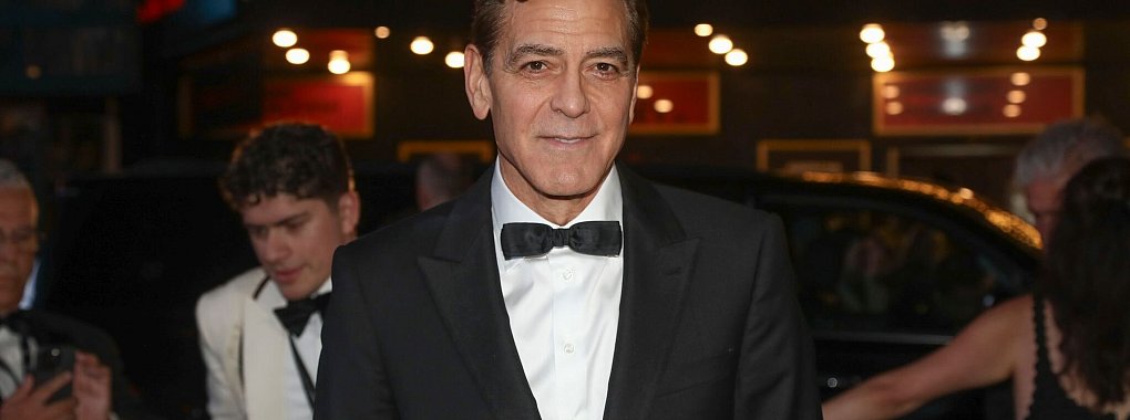 Für die Rolle des legendären Fernsehjournalisten Edward R. Murrow färbte George Clooney sich die Haare. (Archivbild) - © Andy Kropa/Invision/AP/dpa