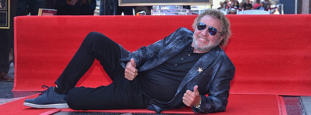 Musiker Sammy Hagar freut sich bei der Zeremonie über seinen Stern auf dem Hollywood Walk of Fame. - © Richard Shotwell/Invision/AP