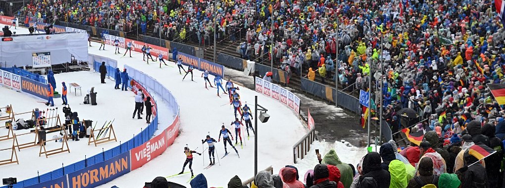 Die Fans in Oberhof müssen sich auf einen neuen Termin einstellen. - © Martin Schutt/dpa