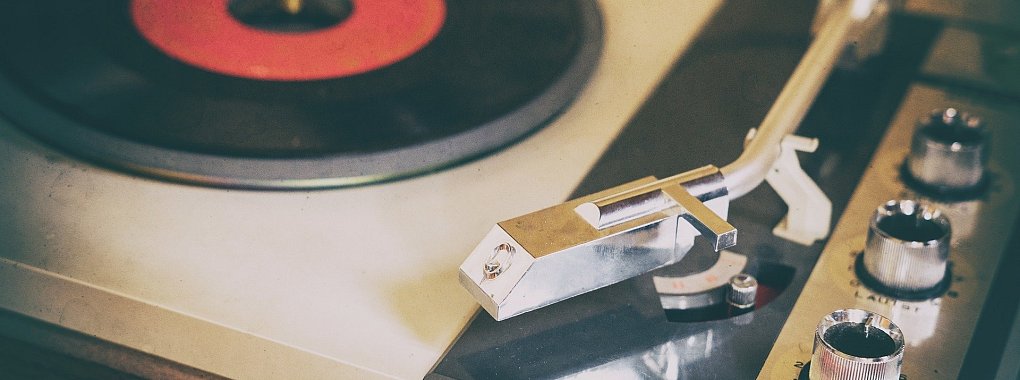 Musik kam von einem Plattenspieler während die Jugednlichen sich trafen. - © Pixabay