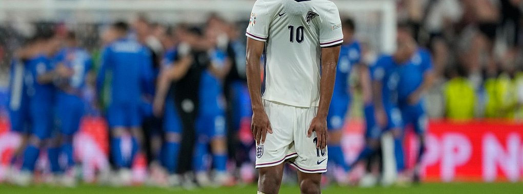 Die Engländer um Jude Bellingham kamen gegen Slowenien nicht über ein 0:0 hinaus. - © Martin Meissner/AP/dpa