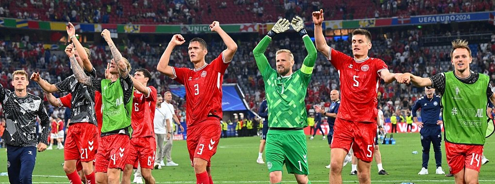 Die Dänen freuen sich auf das Achtelfinale gegen Deutschland. - © Sven Hoppe/dpa