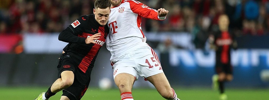 Eric Dier (r) wird für ein weiteres Jahr das Trikot des FC Bayern tragen. - © Rolf Vennenbernd/dpa