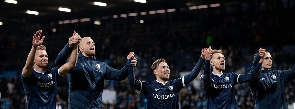 Die Profis des VfL Bochum feiern den Sieg gegen den 1. FC Heidenheim. - © Fabian Strauch/dpa
