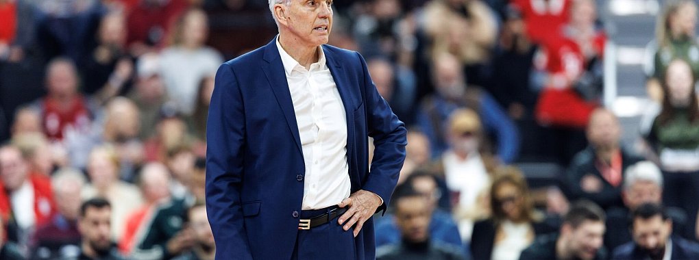 Bayerns Basketballer mit Coach Gordon Herbert gewinnen im BBL-Pokal in Bonn. - © Matthias Balk/dpa