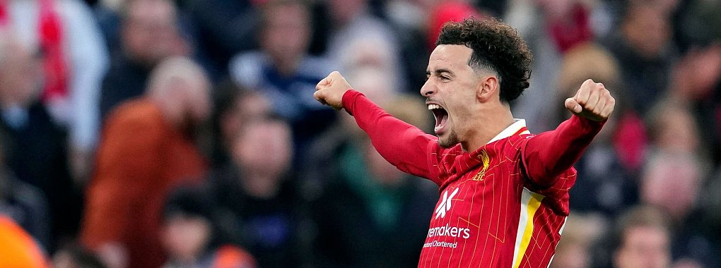 Curtis Jones von Liverpool jubelt über seinen Treffer zum 2:1. - © Jon Super/AP/dpa