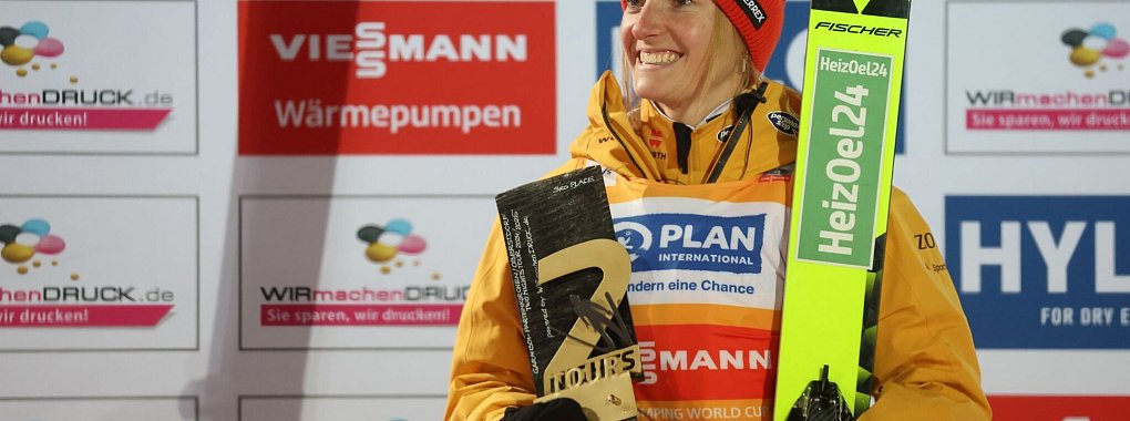 Katharina Schmid steht wieder auf dem Siegerpodium. - © Karl-Josef Hildenbrand/dpa