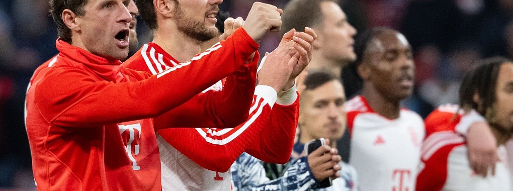 Thomas Müller (l) und seine Bayern freuen sich auf das Topspiel gegen Bayer Leverkusen. - © Sven Hoppe/dpa