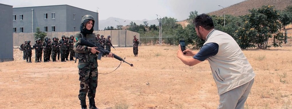 Kriegstouristin Eleonora darf in Afghanistan mit dem Milit&auml;r trainieren, Szene aus der ARTE-Sendung &laquo;Kriegstouristen - Gefahren inklusive&raquo;. - &copy; Drygas Film Production/ZDF/dpa