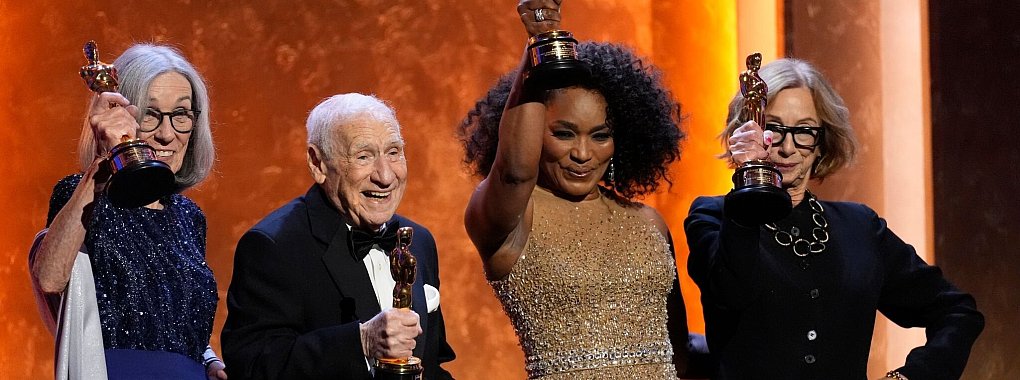 Carol Littleton (l-r), Mel Brooks, Angela Bassett und Michelle Satter pr&auml;sentieren ihre Ehren-Oscars. - &copy; Chris Pizzello/Invision/AP/dpa