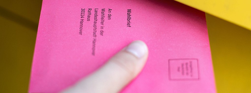 Der Wahlbrief mit dem ausgefüllten Stimmzettel muss spätestens am Wahlsonntag um 18 Uhr am Ziel sein. - © Hauke-Christian Dittrich/dpa/dpa-tmn