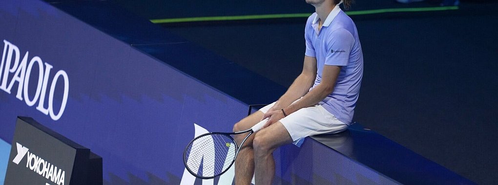 Die Saison von Alexander Zverev endet mit einer Niederlage gegen Taylor Fritz. - © Antonio Calanni/AP/dpa