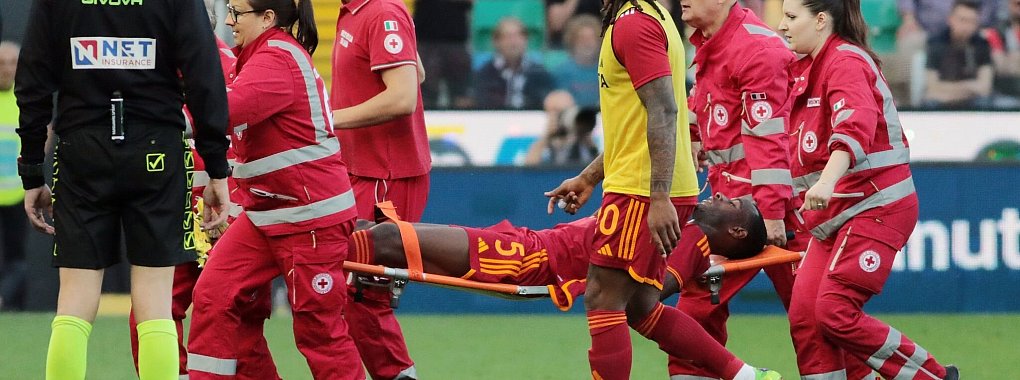 Evan N\\\'Dicka von AS Rom war auf dem Platz zusammengebrochen. - © Andrea Bressanutti/LaPresse via ZUMA Press/dpa